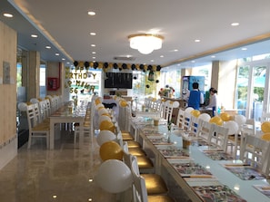 Breakfast, lunch, dinner served; local and international cuisine