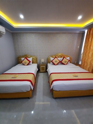 Quarto triplo standard | Frigobar, cofres nos quartos, individualmente mobiliados, escrivaninha