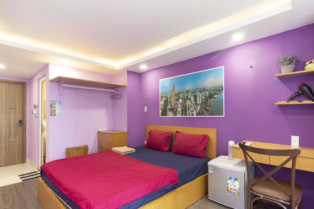 Economy Apartment | Desk