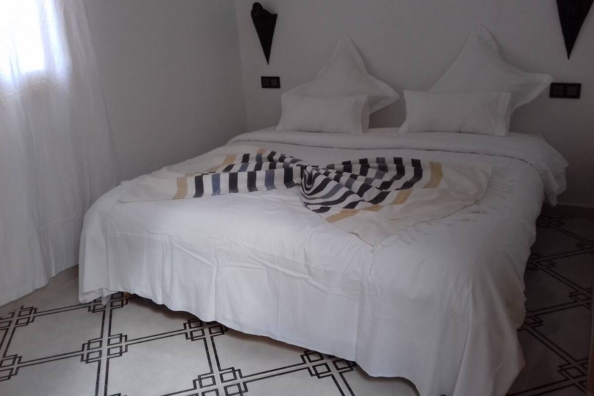 Basic Double Room, 1 Double Bed, Non Smoking | Free WiFi, bed sheets