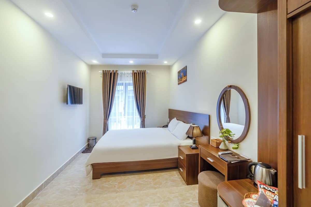 Kamar Double Mewah, 1 Tempat Tidur Queen, Bebas Asap Rokok | 1 kamar tidur, minibar, meja kerja, dan tirai kedap cahaya