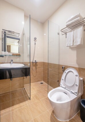 Habitació doble superior | Instal·lacions del bany | Dutxa, articles de tocador gratuïts, assecador de cabells i sabatilles 