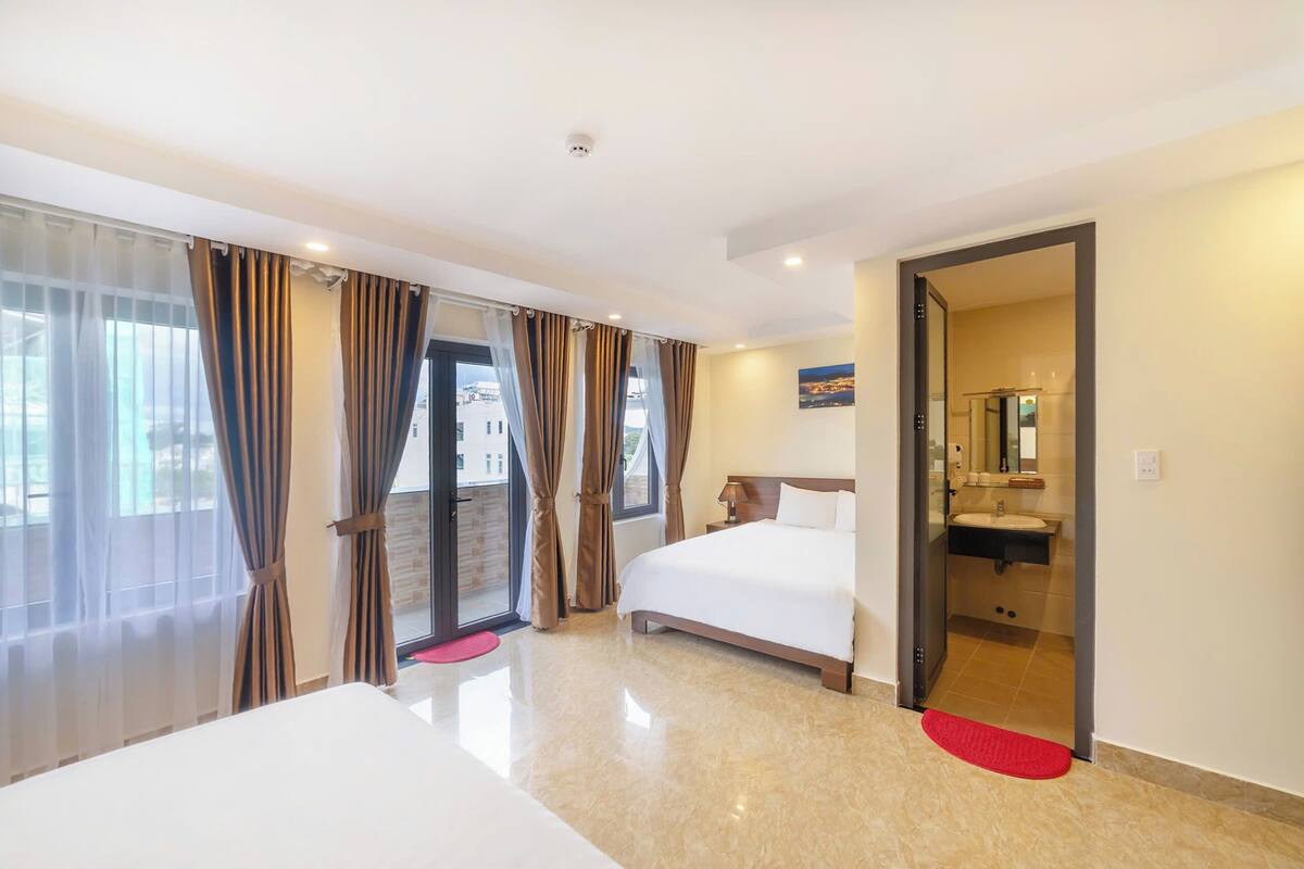 Family Quadruple Room | Bar mini, meja, langsir/tirai gelap terus, kalis bunyi 