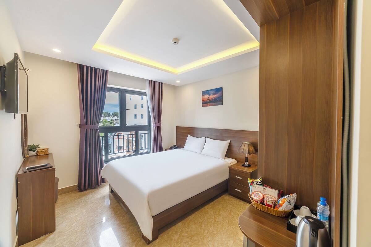 Deluxe Double Room | Bar mini, meja, langsir/tirai gelap terus, kalis bunyi 