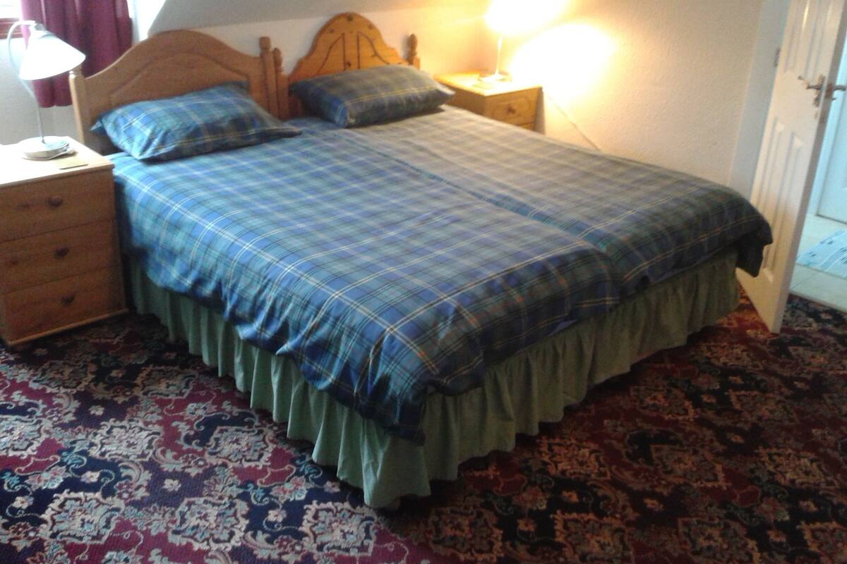 Habitación superior con 1 cama matrimonial o 2 individuales | Tabla de planchar con plancha, wifi gratis y ropa de cama
