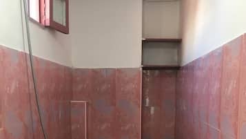 Shower, rainfall showerhead, free toiletries, hair dryer