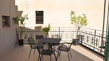 Deluxe-Zimmer, Nichtraucher, Gartenblick | Terrasse/Patio