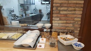 Un mostrador de buffet con diversos alimentos y utensilios.