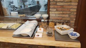Tägliches Frühstücksbuffet gegen Gebühr