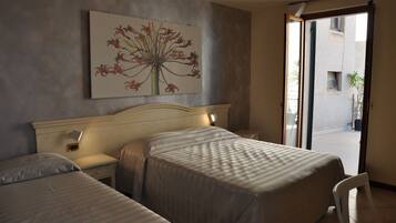 Deluxe-Zimmer, Nichtraucher, Gartenblick | Daunenbettdecken, Minibar, Zimmersafe, Schreibtisch