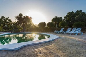 Piscine extérieure, parasols de plage, chaises longues