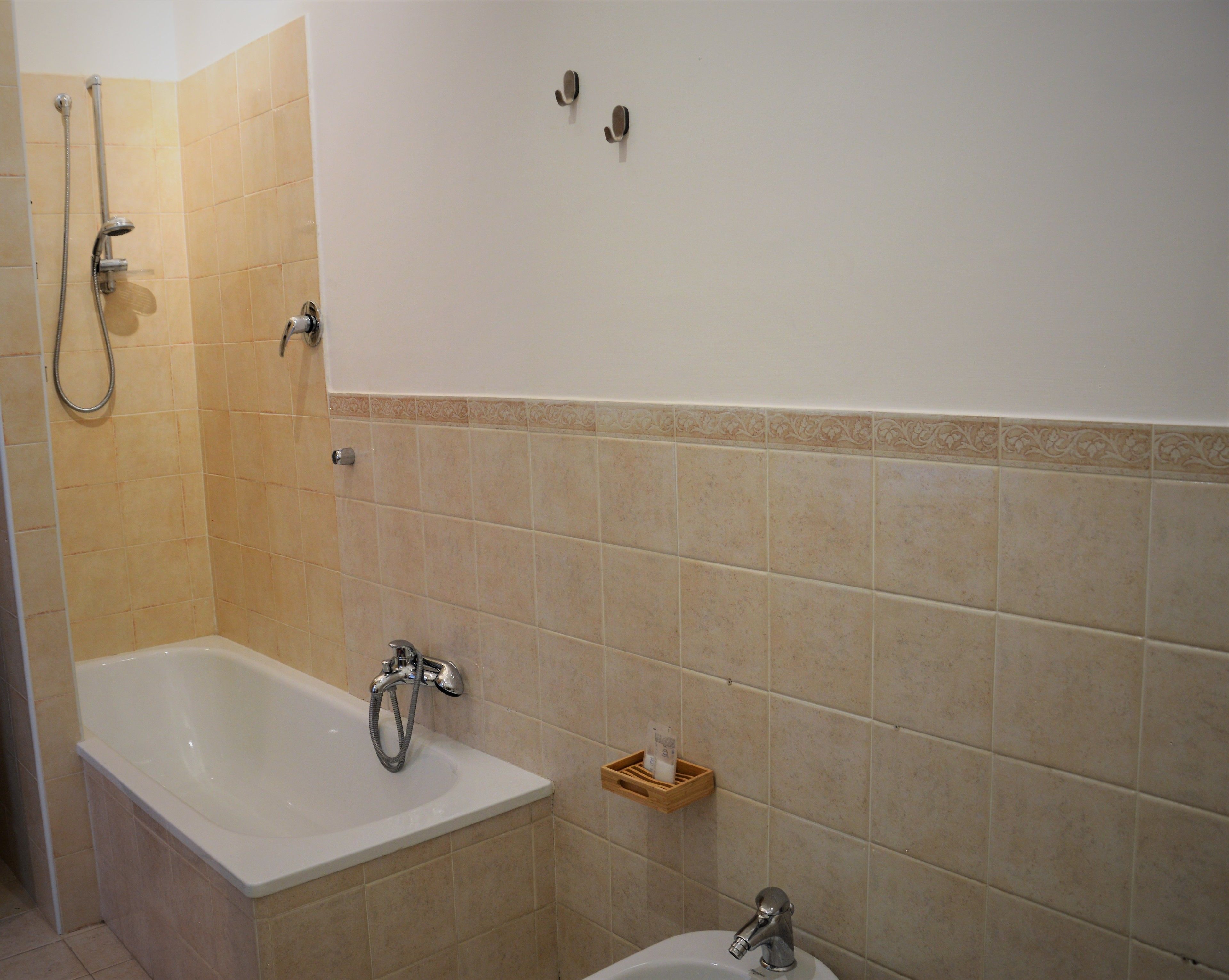 Un baño con bañera, ducha y lavamanos.