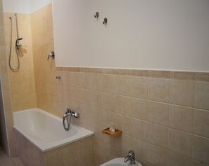Comfort Suite, 1 Katil Ratu (Queen) dengan Katil Sofa | Bilik Mandi | Pancuran mandi, kelengkapan dandanan diri percuma, selipar, bidet 