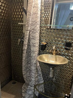 Chambre Diamant | 浴室 | 淋浴设施、大花洒淋浴喷头、免费洗浴用品、吹风机