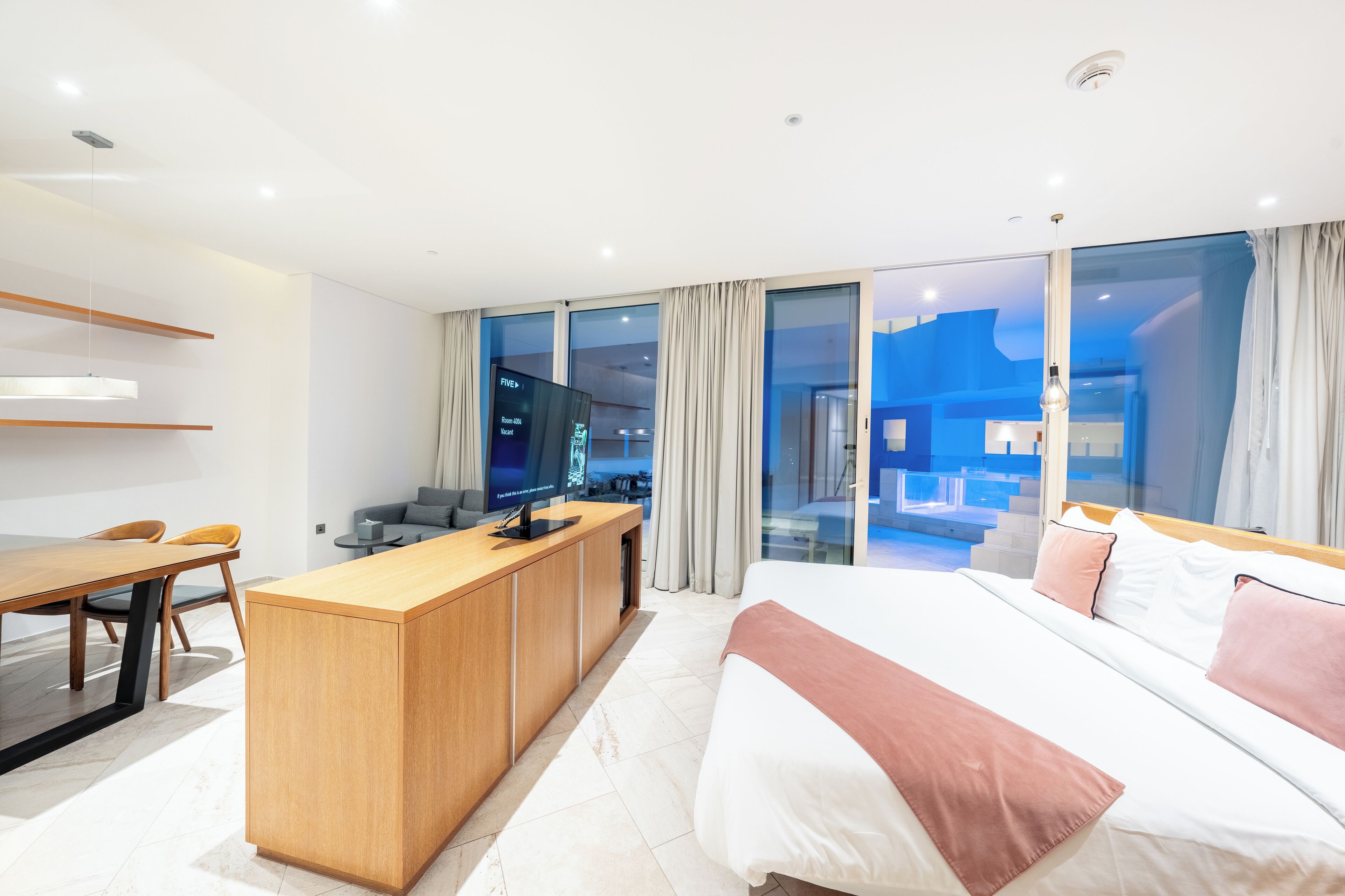 Roba de llit hipoal·lergògena, minibar i caixa forta a l'habitació 