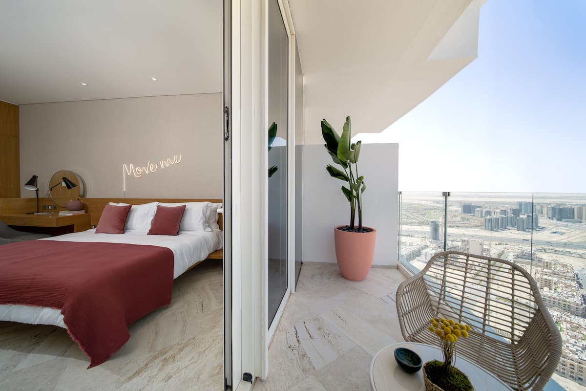 Hypo-allergenic bedding, minibar, in-room safe, soundproofing