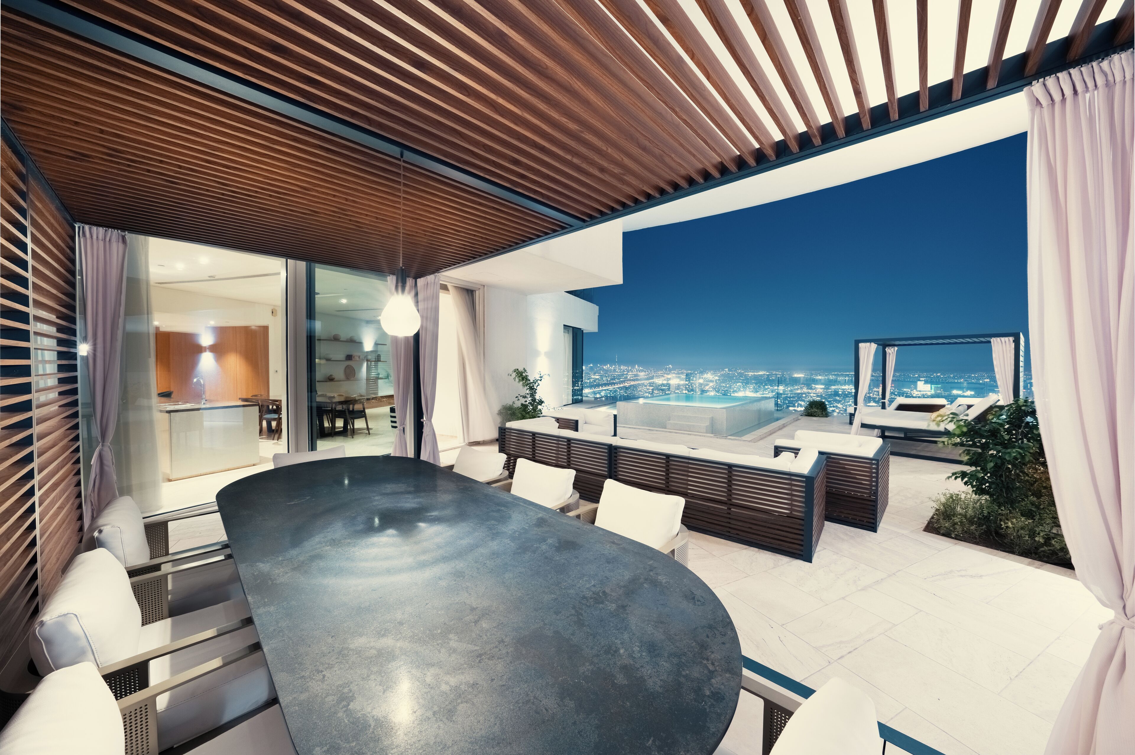 Hi ha 2 restaurants amb plats de cuina internacional 