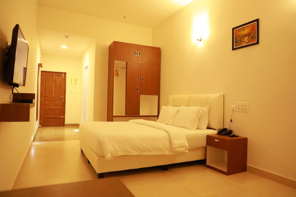 Premium bedding, soundproofing, iron/ironing board (on request)