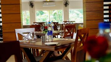 Tägliches Frühstücksbuffet (400 INR pro Person)