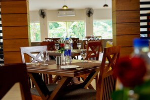 Sarapan prasmanan setiap hari (INR 400 per orang)