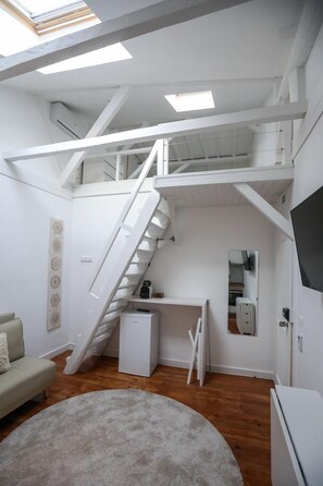 Deluxe Studio (S. Salvador) | Living area | Flat-screen TV - The Saints Suites (Lisbon)