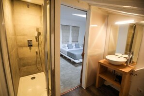 Suite, 1 King-Bett, Küche (S.Pedro) | Badezimmer | Dusche, Regendusche, kostenlose Toilettenartikel, Haartrockner