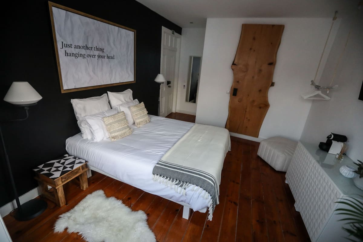 Suite, vista a la ciudad (Sto. Antão) | 1 habitación, minibar, cortinas blackout y cunas gratuitas