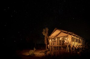 Fachada da propriedade à noite