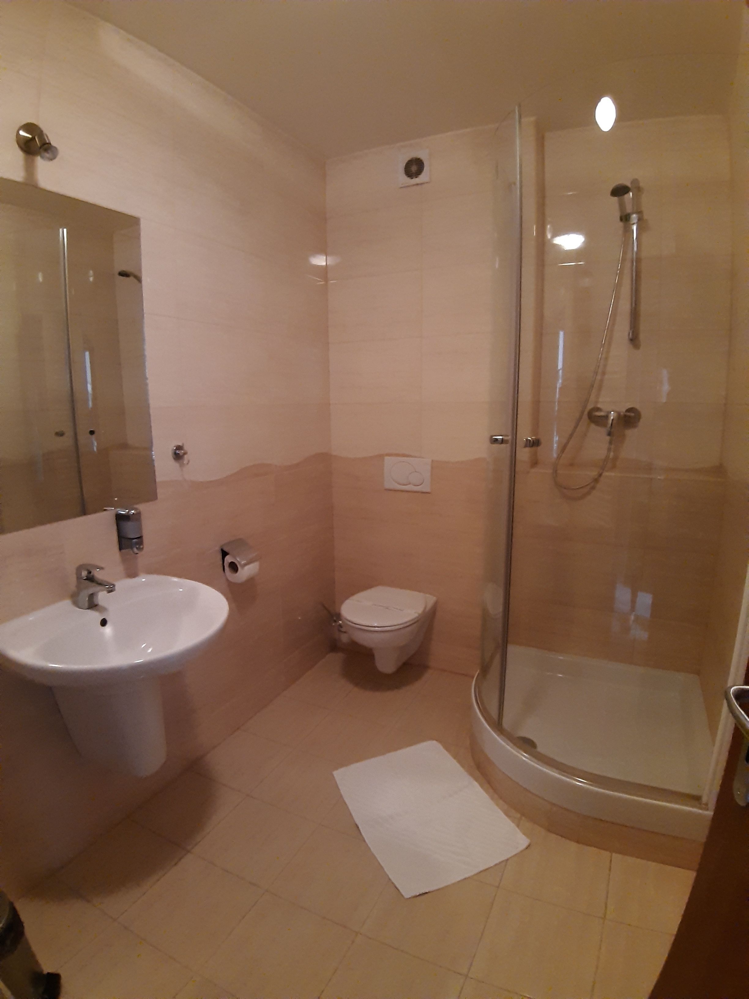 Ein Badezimmer mit Waschbecken, Toilette und einer Duschkabine.