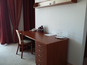 Minibar, caja de seguridad en la habitación y escritorio 