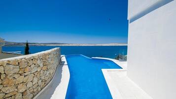 حمام سباحة خاص