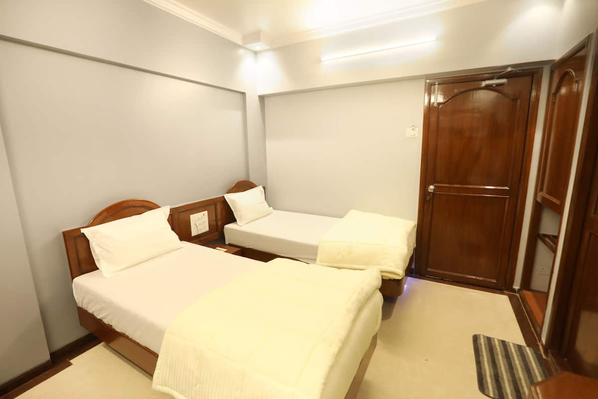 Deluxe Single Room | Premium bedding, pillowtop beds, cribs/infant beds, free WiFi