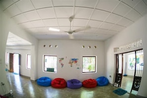 Lobby sitting area - Hostel First Mirissa (Mirissa)