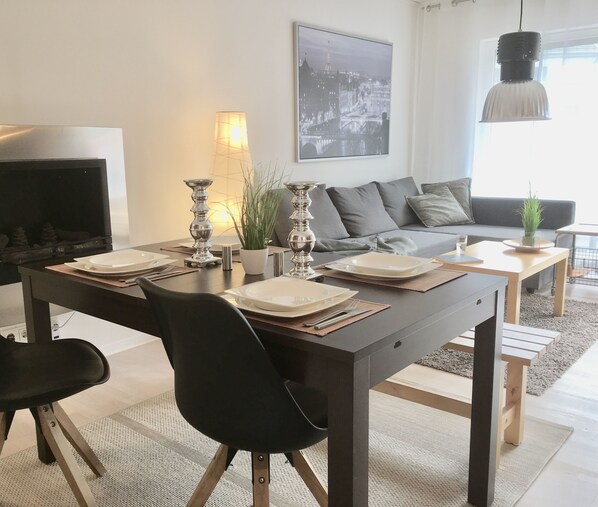 公寓, 2 间卧室, 阳台 (Apt. No. 2) | 起居区 | LED 电视