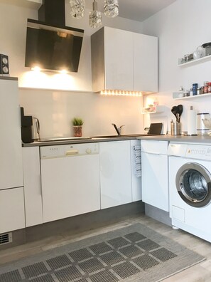 冰箱、公用微波炉、烤箱、炉灶