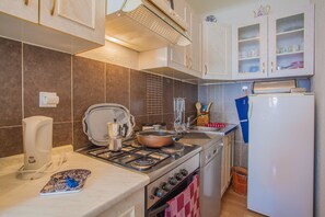 Apartment, 2 Bedrooms | Private kitchen | Fridge, microwave, oven, stovetop