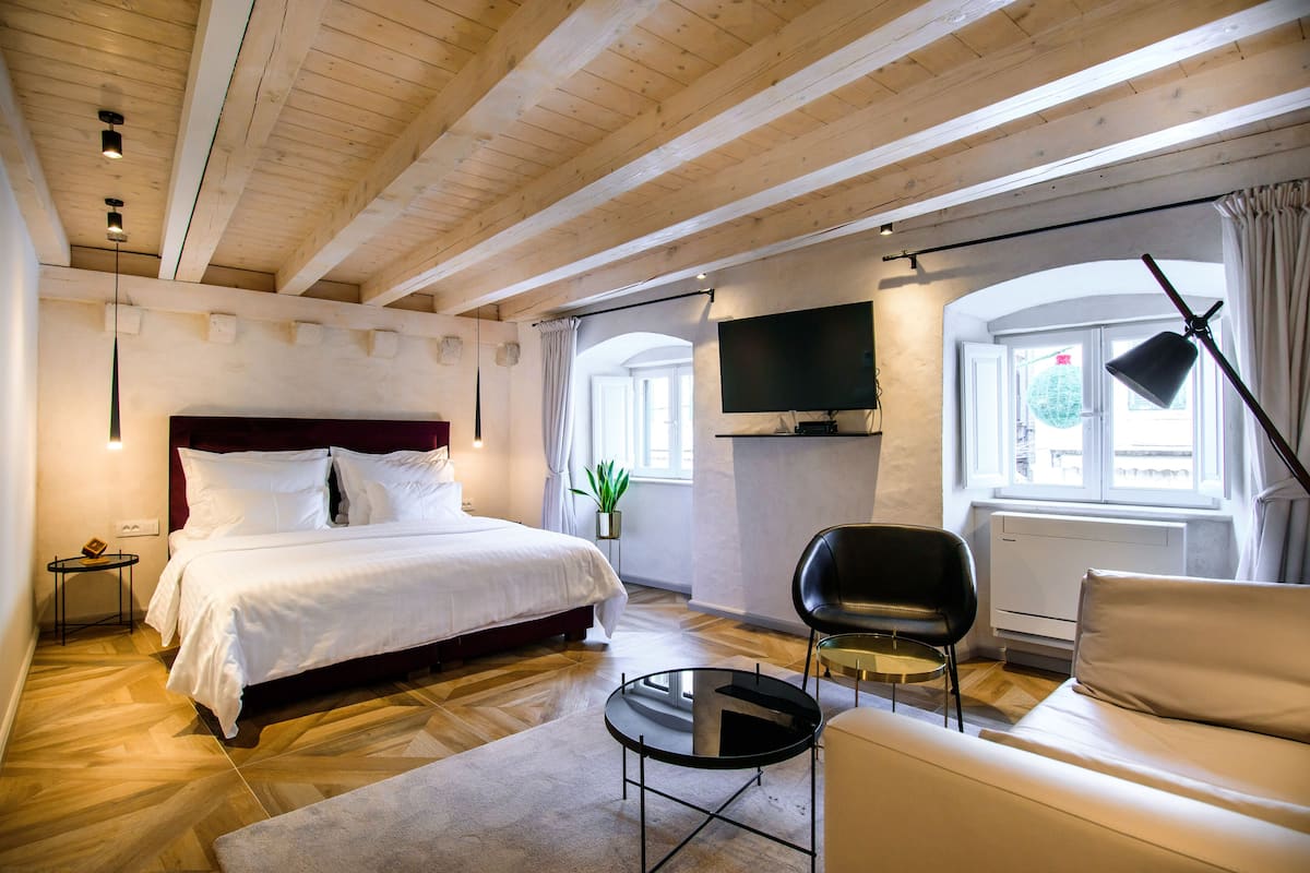 Deluxe tweepersoonskamer | Hypoallergeen beddengoed, een kluis op de kamer, individueel gedecoreerd