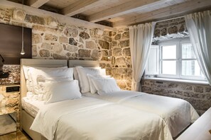 Ropa de cama hipoalergénica y caja de seguridad en la habitación 