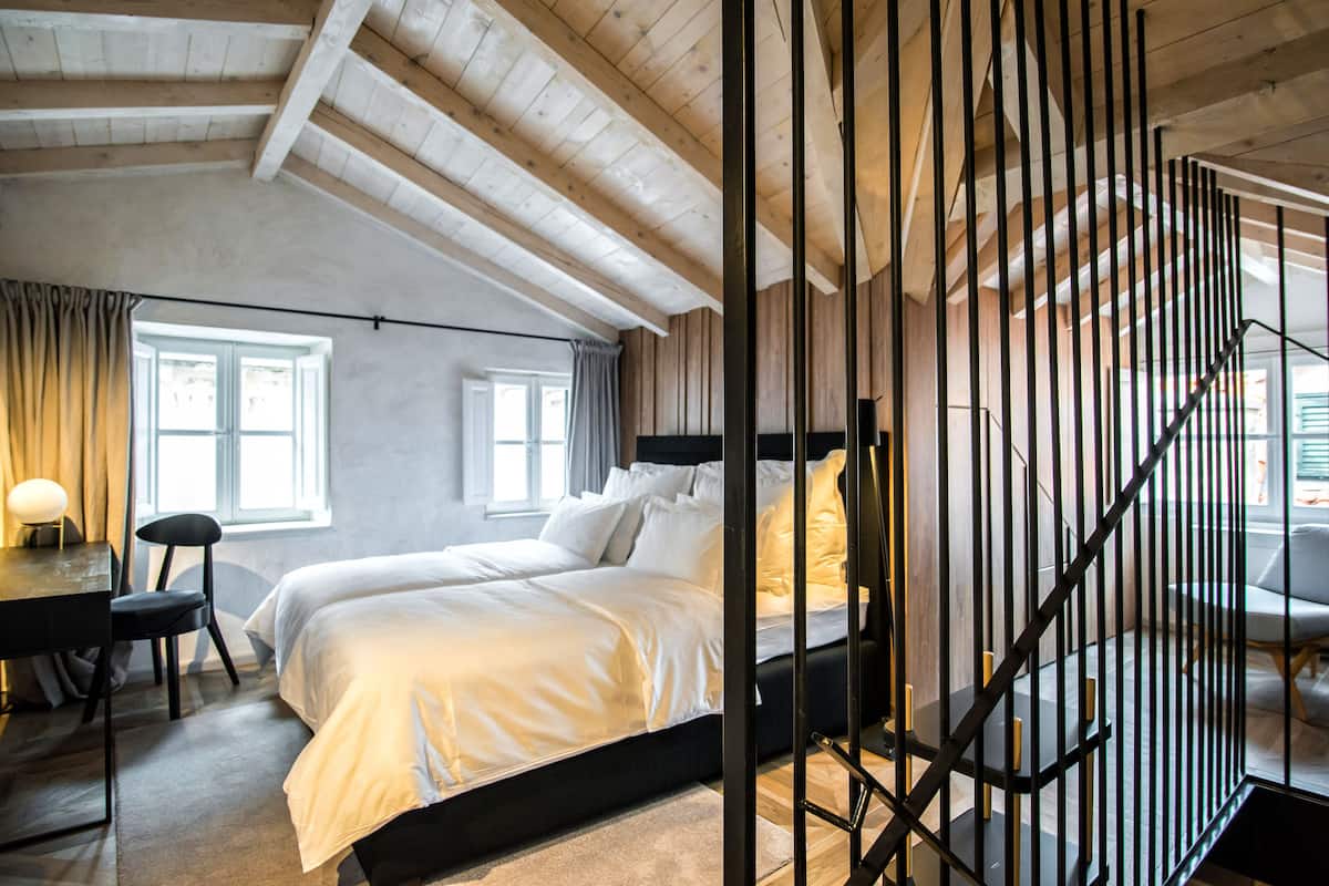 Deluxe kamer, 1 twee- of 2 eenpersoonsbedden | Hypoallergeen beddengoed, een kluis op de kamer, individueel gedecoreerd