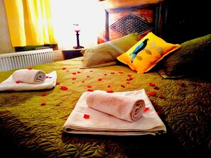 Habitación superior con 1 cama matrimonial o 2 individuales | Ropa de cama de alta calidad y decoración personalizada