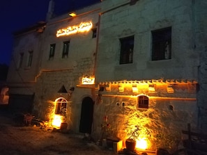 Vista frontal de la propiedad por la tarde o noche