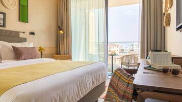 Minibar, coffres-forts dans les chambres, bureau, rideaux occultants