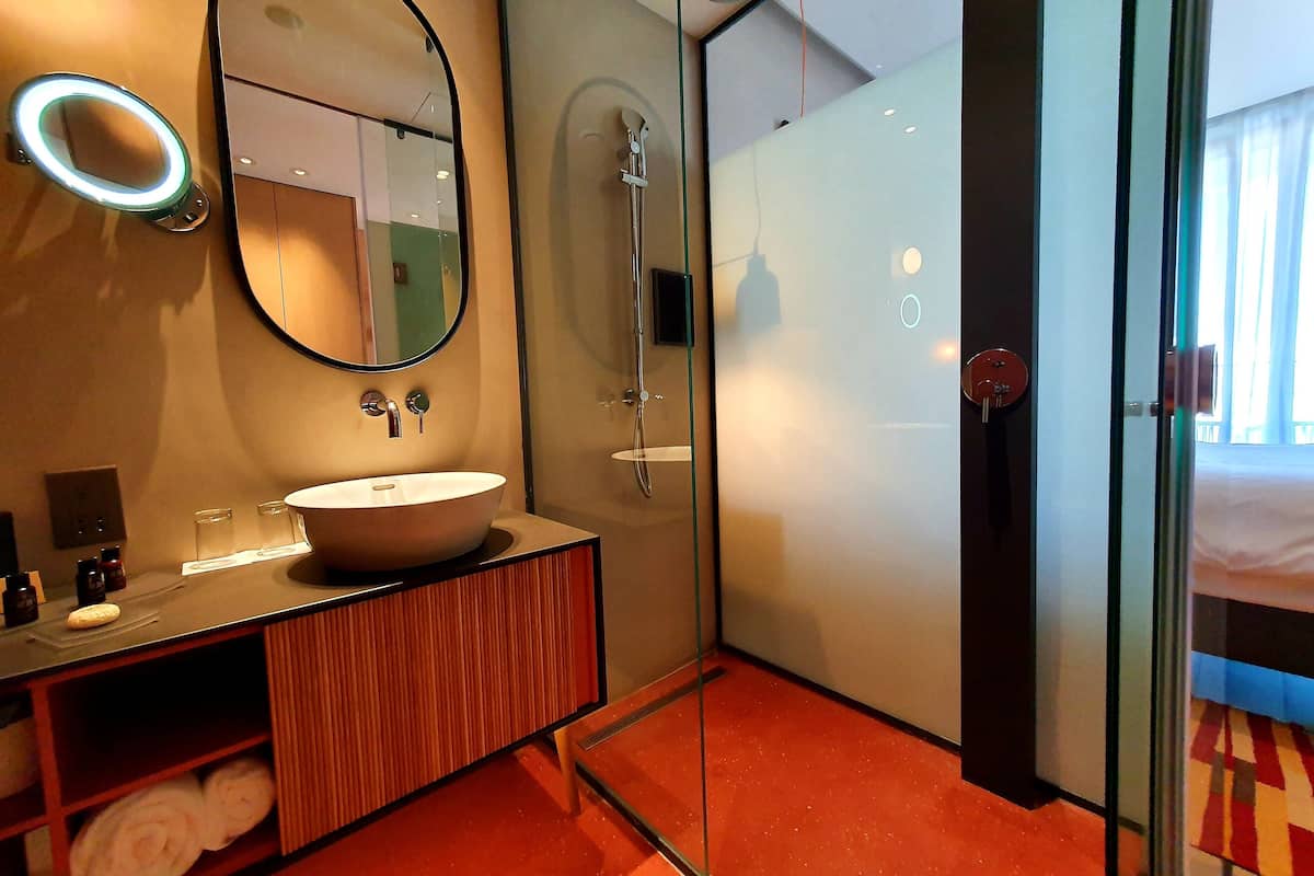 shower, rainfall showerhead, free toiletries, hair dryer