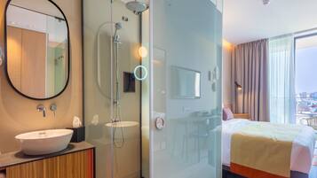 Minibar, coffres-forts dans les chambres, bureau, rideaux occultants