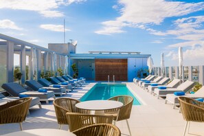 Piscine extérieure (ouverte en saison), parasols de plage