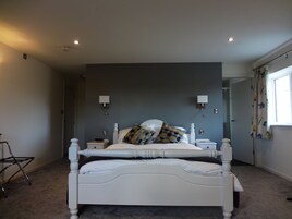 Sistema de insonorización, camas plegables/adicionales y ropa de cama 