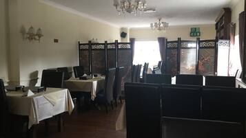 Termasuk sarapan Inggeris setiap hari