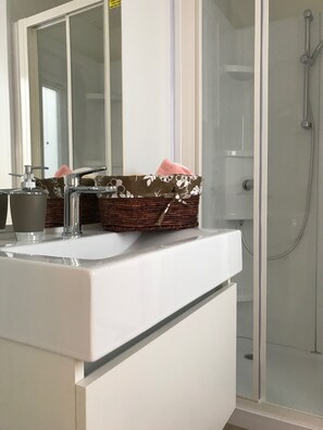 Husvogn (Casa Mobile (2 adulti)) | Bad | Dusj, hårføner, håndklær og såpe