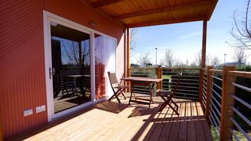 Mobile Deluxe-Unterkunft, 1 King-Bett | Terrasse/Patio