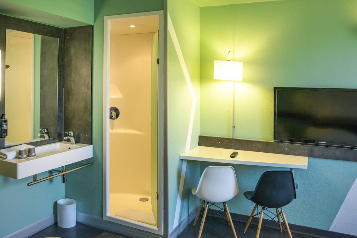 Triple Room, 1 Double Bed +1 Bunk bed | Premium bedding, desk, soundproofing, free cribs/infant beds